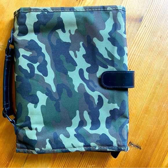 Armor Of God Camouflage Bible Cover Tri-Fold Organizer - Picture 4 of 5